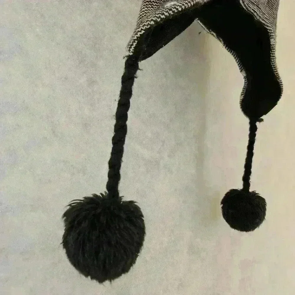 Under Armour‎ double Pom Beanie W/ Tassels Black Youth M 4-6 Y.O. 130323 EUC